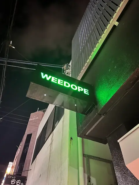 緑に光るWEEDOPEの看板