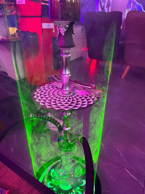 緑に光るシーシャ